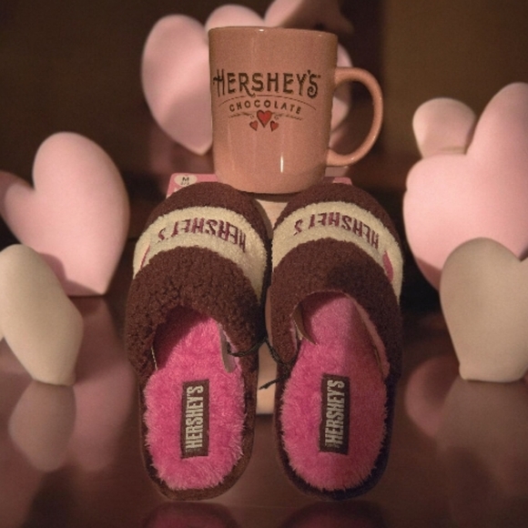 hershey Other - Hershey's Kids Slippers & A 28oz Mug - Size 2/3 Kids NWT